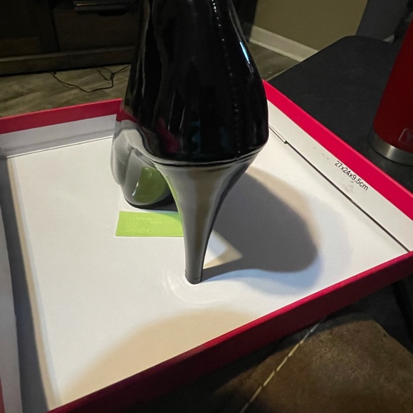 Brand new, black patent leather, stilettos. Sz 9 - Picture 3 of 6
